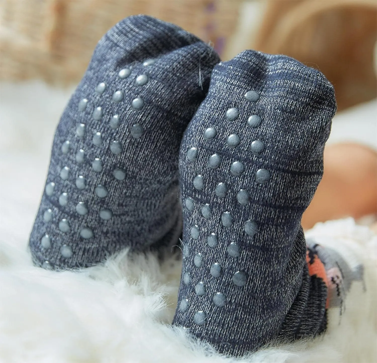 Fuzzy Slipper Socks for Kids Girls Women with Grippers Non Slip，Kids Warm Fuzzy Christmas Slipper Socks
