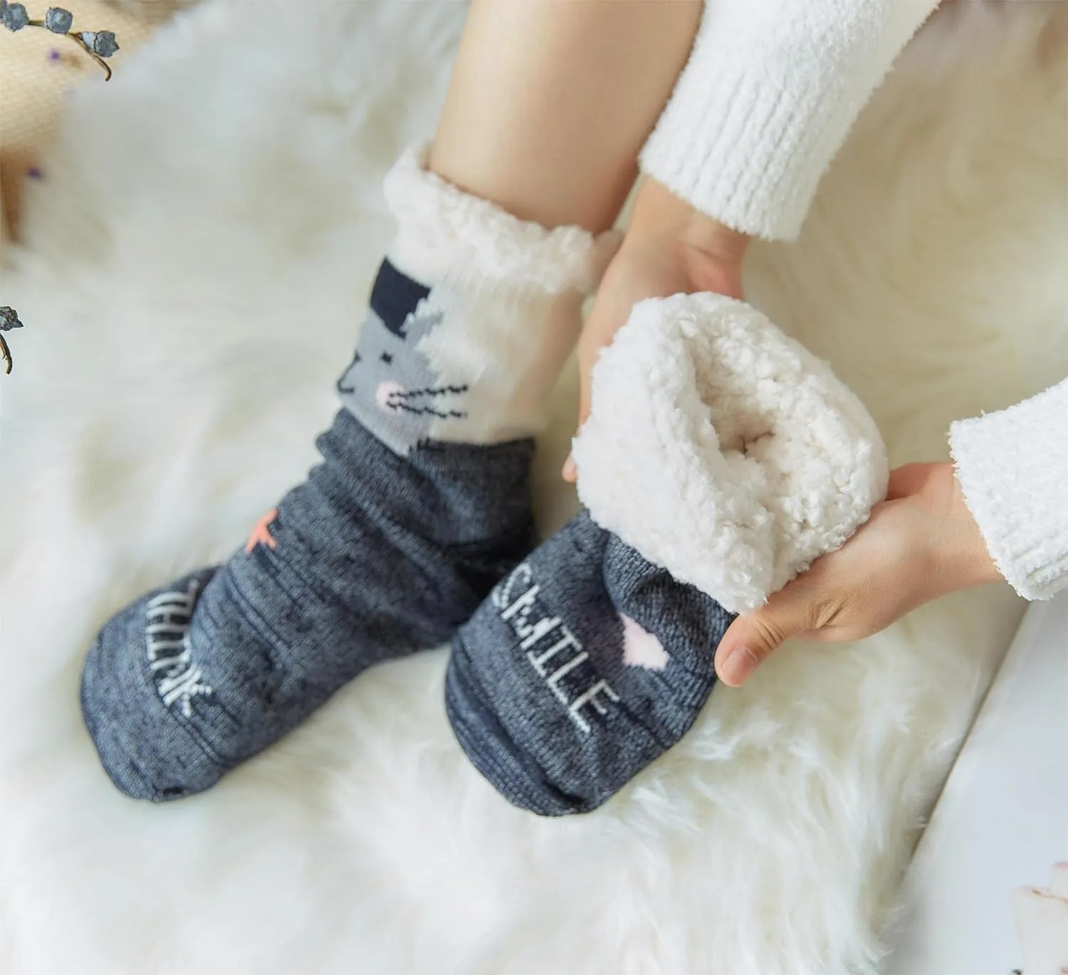 Fuzzy Slipper Socks for Kids Girls Women with Grippers Non Slip，Kids Warm Fuzzy Christmas Slipper Socks